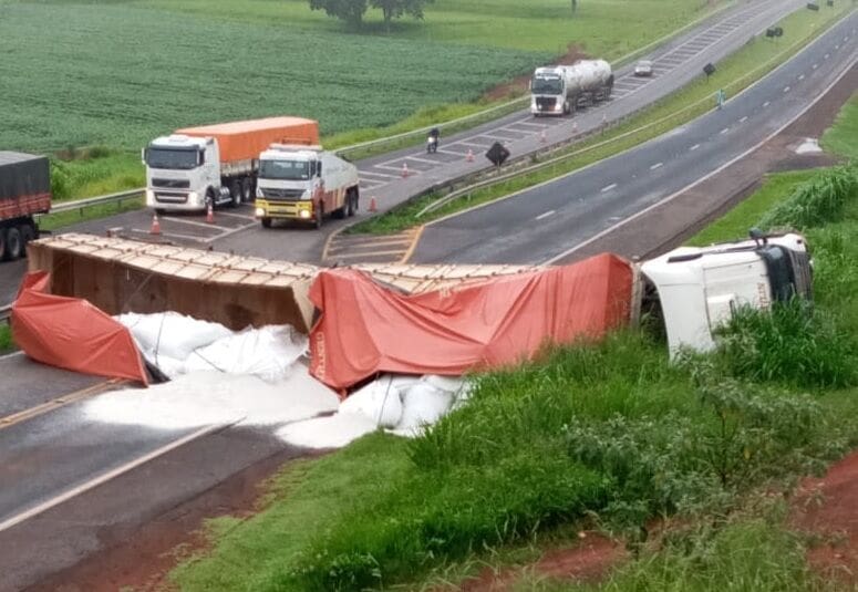 Carreta Tomba Na Rodovia Br E Fecha Pista Ivan Maldonado Online