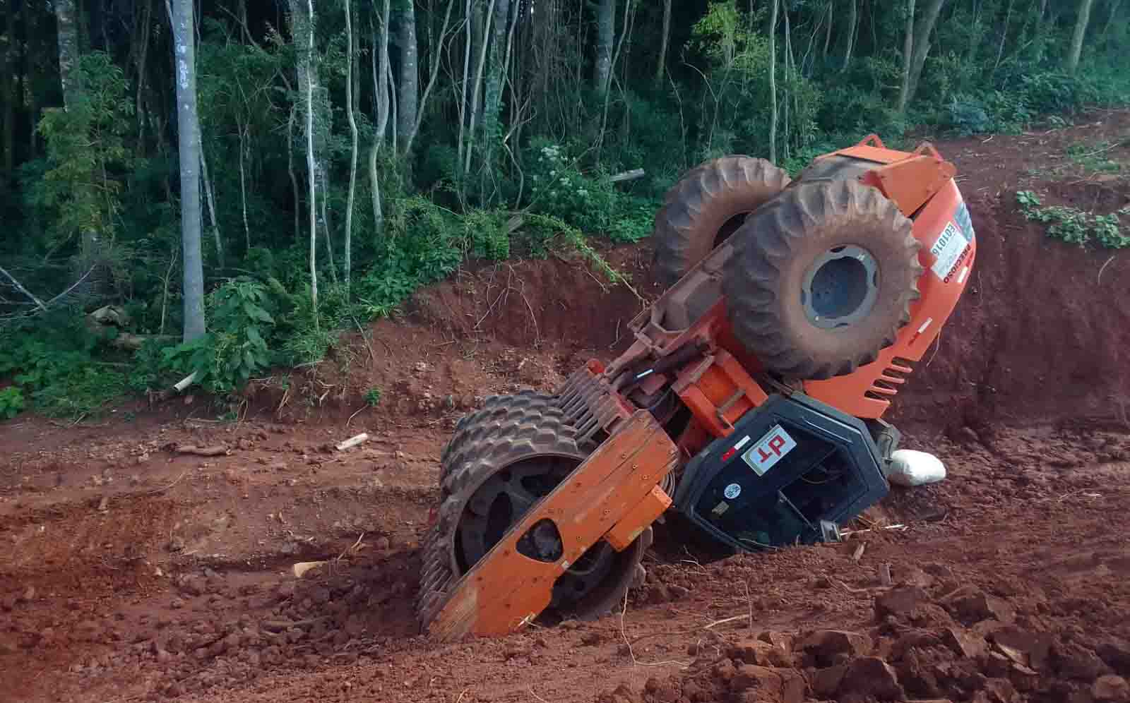 Trabalhador fica ferido após acidente maquinário na PR 445 Ivan