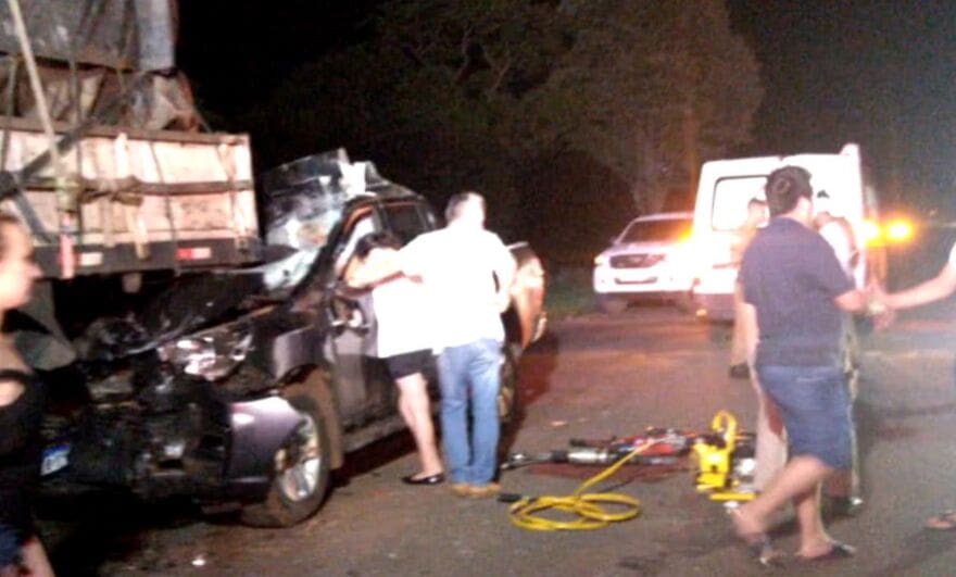 Hilux colide na traseira de caminhão na PR-466, pai e filho morrem