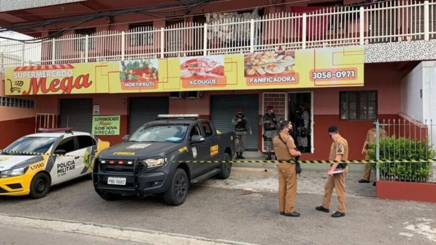Bandidos invadem supermercado e matam três pessoas no Paraná