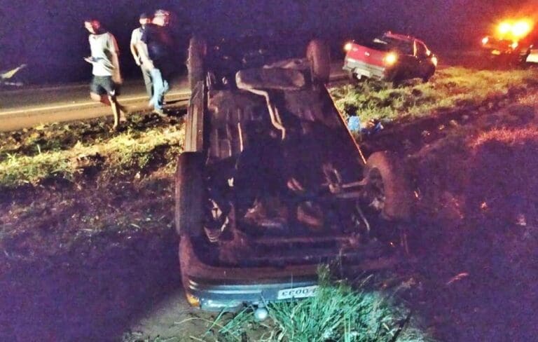 Capotamento deixa homem ferido no KM 125 da PR-082