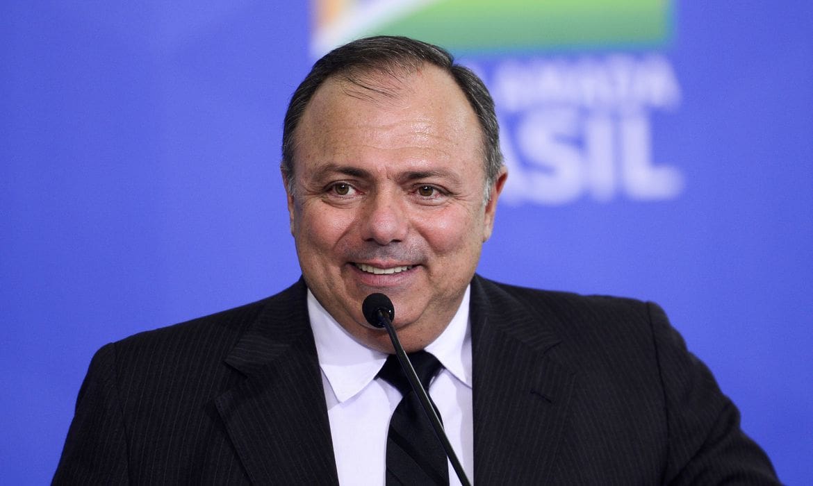 Ministro da Saúde é internado em Brasília