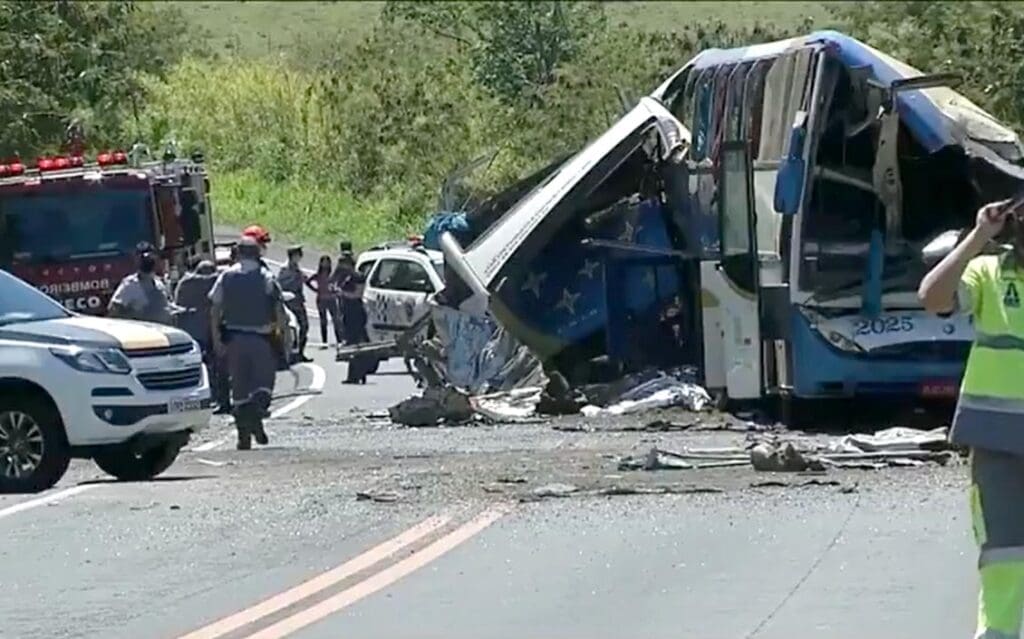 Acidente em rodovia no interior de SP provoca 37 mortes, diz PM