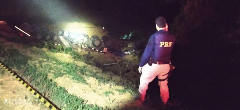 Caminhoneiro morre e mulher fica ferida em acidente na BR-373