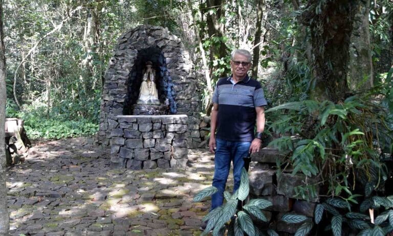 Morre o escultor Antônio Mineiro