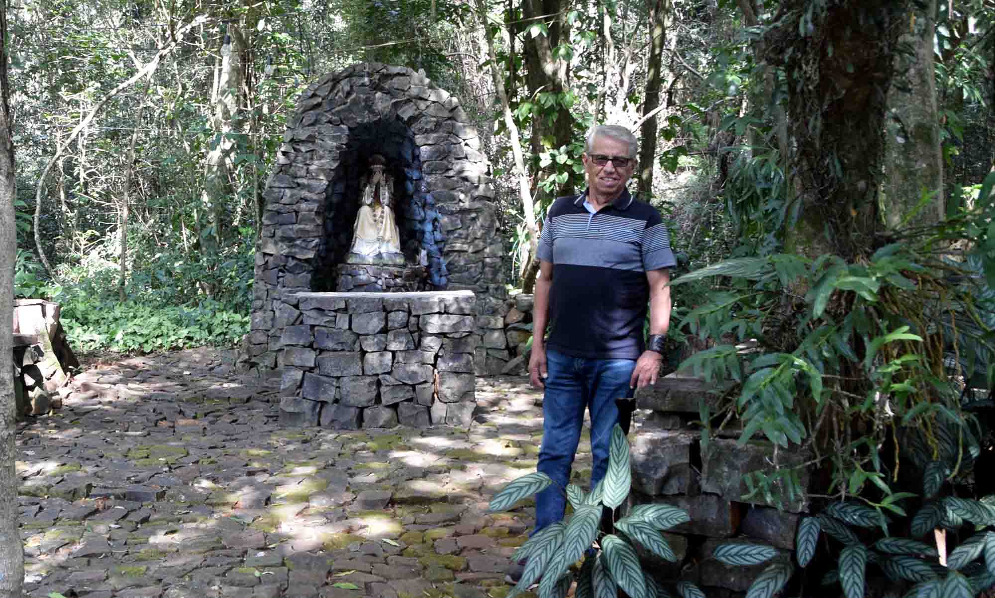 Morre o escultor Antônio Mineiro