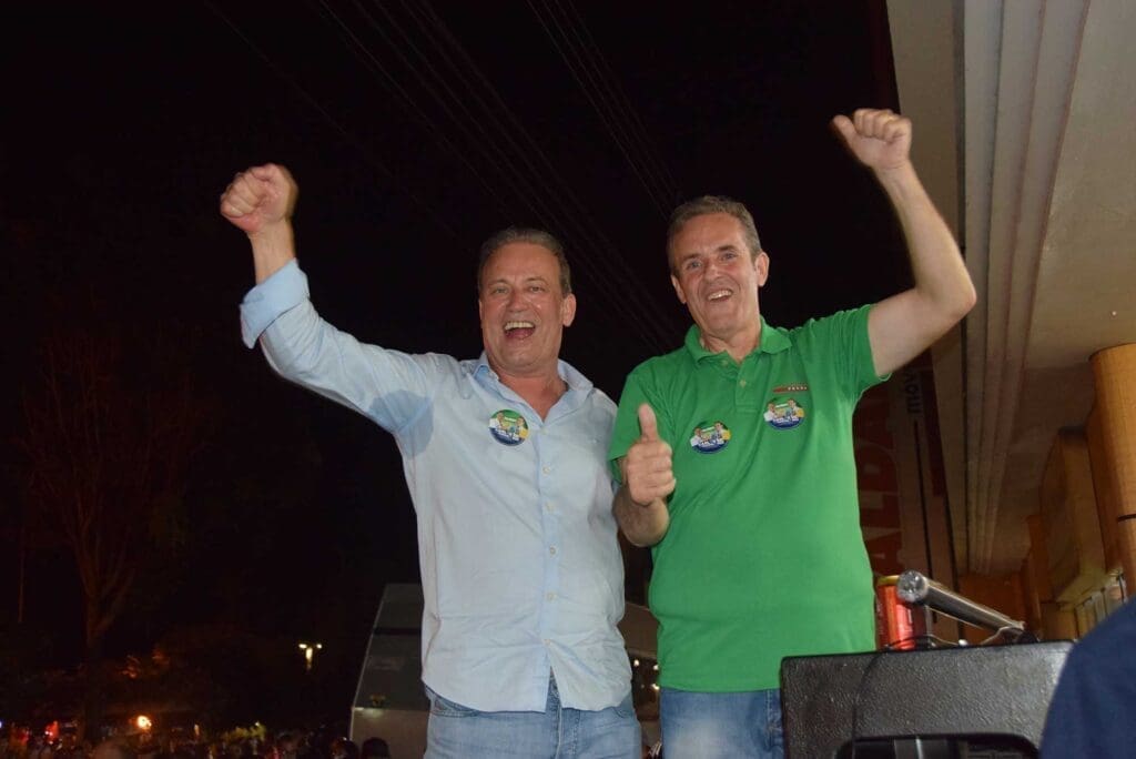 Carlos Gil e Marcelo Reis comemoram vitória