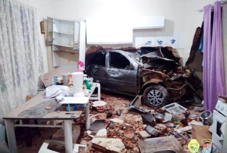 Siena desgovernado invade casa em Pitanga