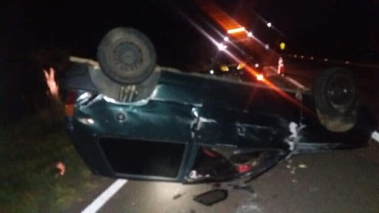 Colisão seguida de capotamento deixa quatro pessoas feridas na BR 376