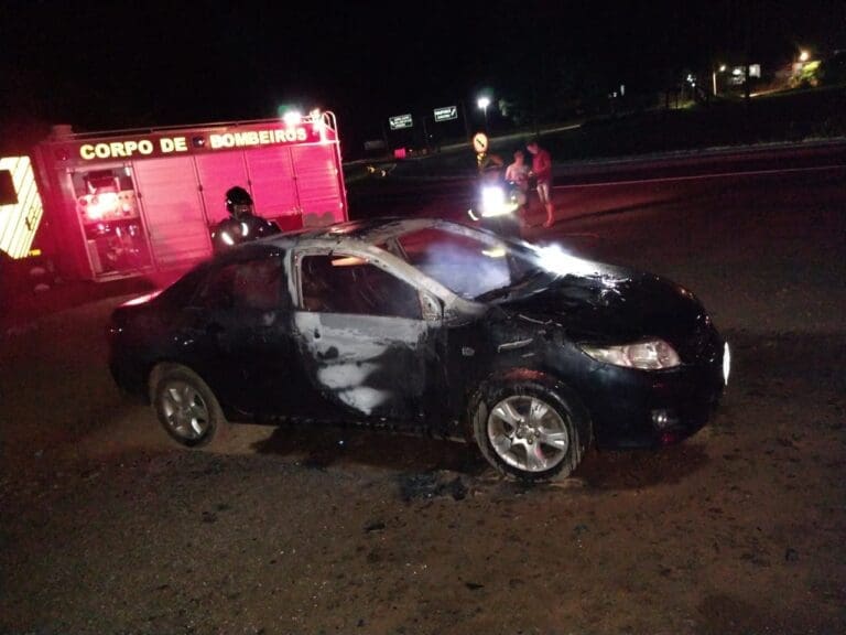 orolla pega fogo na PR-466 e fica destruído, em Ivaiporã