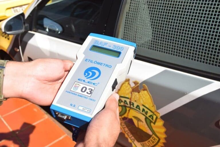 Após trafegar com som alto e parar em fila dupla motorista é preso por embriaguez