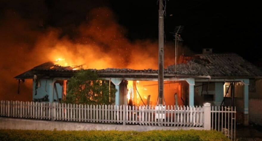 Casa é destruída por incêndio e família desconfia de crime