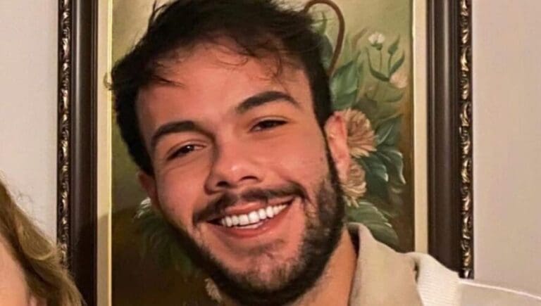 Médico que festejava início da carreira morre queimado