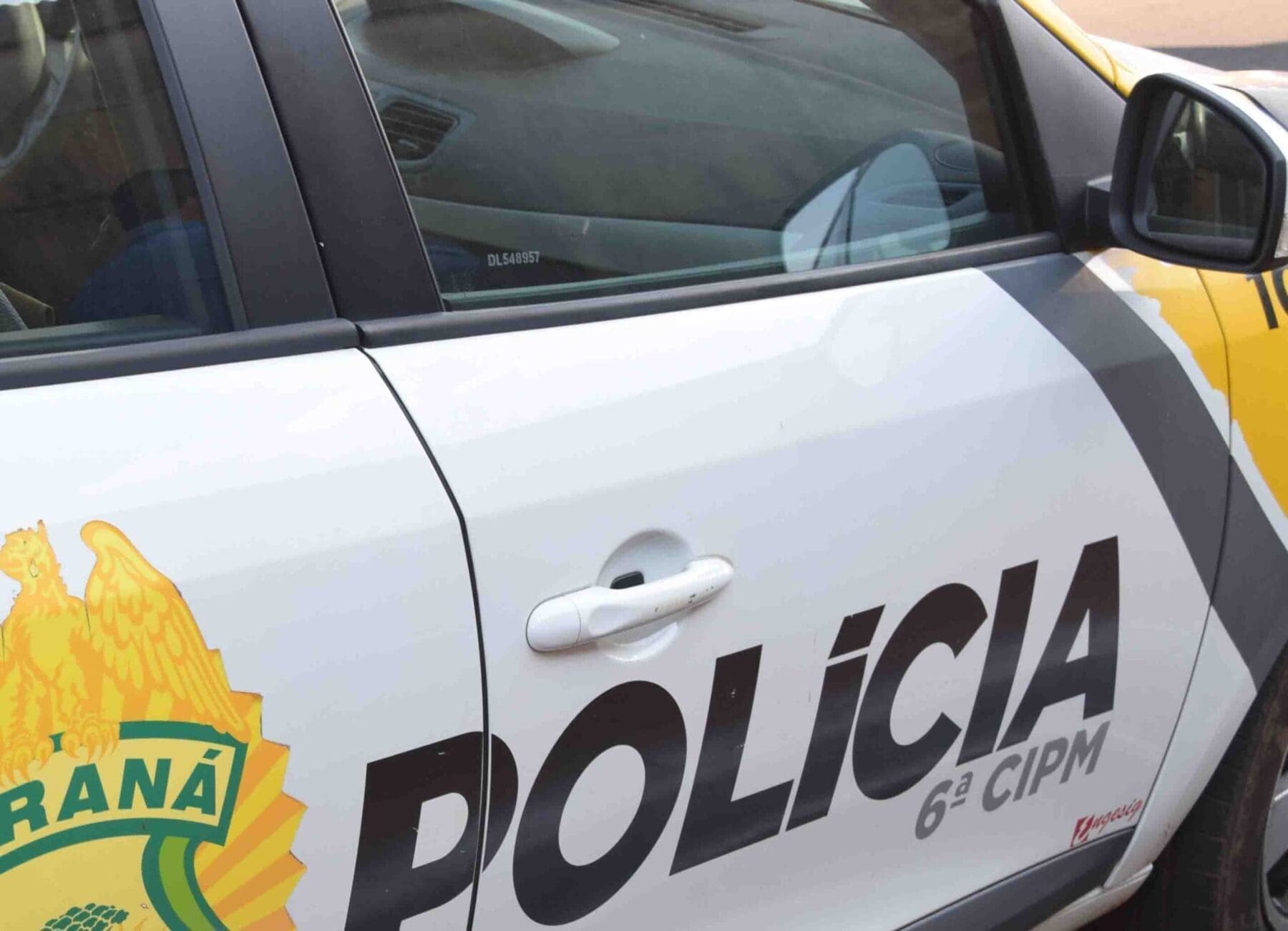 Homem com tornozeleira eletrônica arremessa pedra em viatura da PM