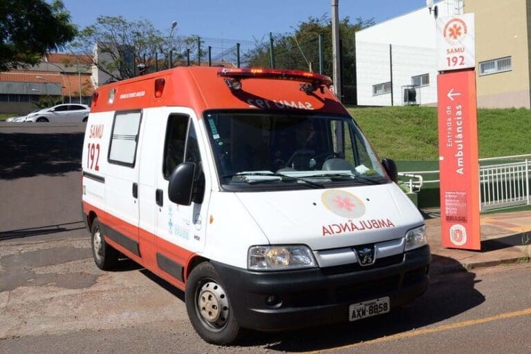 Briga em família termina com homem ferido com garrafa