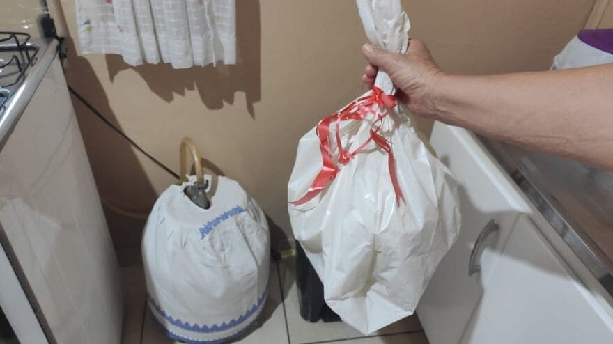 Covid-19: Prefeituras orientam uso de fita vermelha em saco de lixo