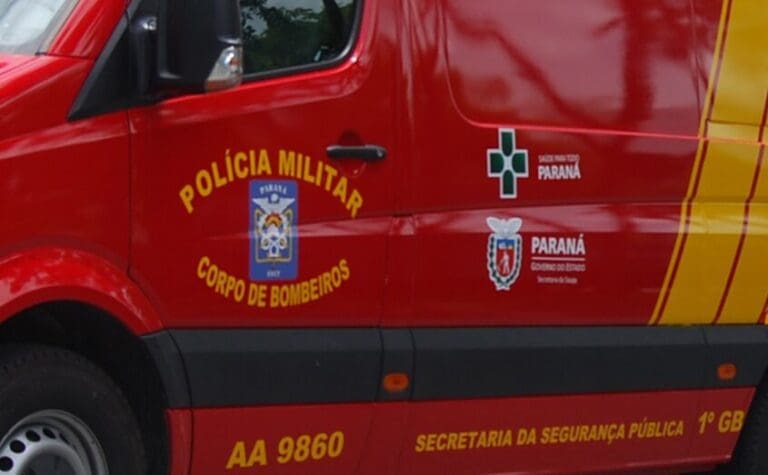 Gol colide com caçamba na Av. Maranhão, em Ivaiporã