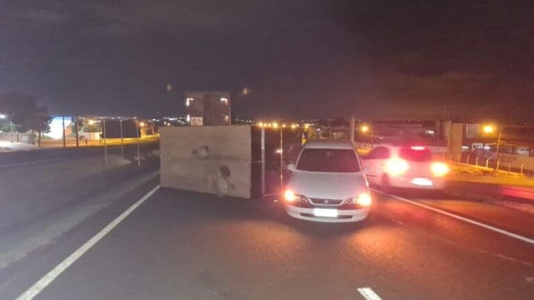 Vento tomba trailer e causa acidente na BR-369