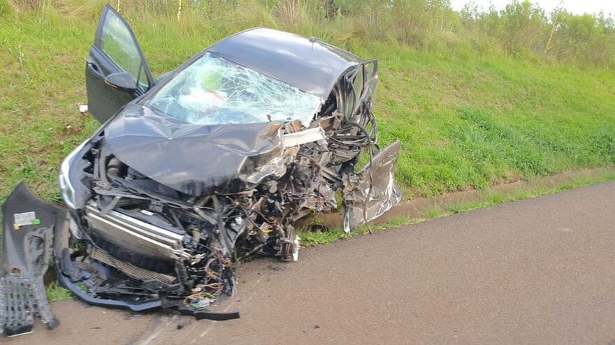 Colisão envolvendo caminhão e carro deixa pessoa ferida na BR-277