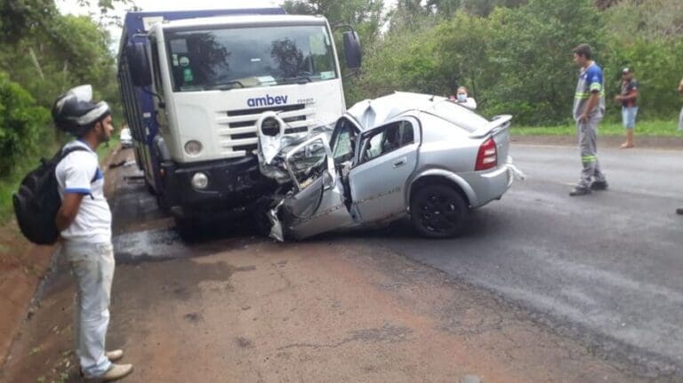 Colisão frontal entre Astra e caminhão mata jovem na Rodovia PR-272
