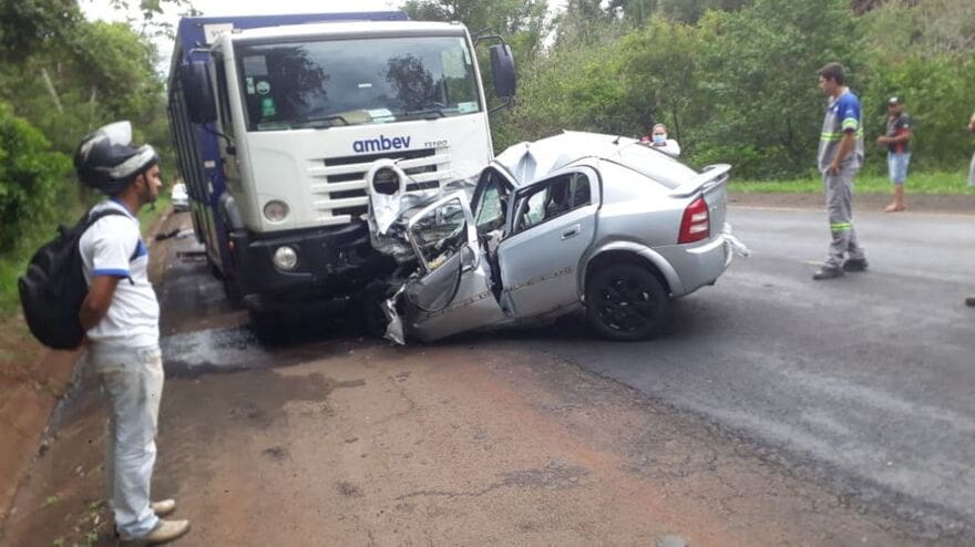 Colisão frontal entre Astra e caminhão mata jovem na Rodovia PR-272