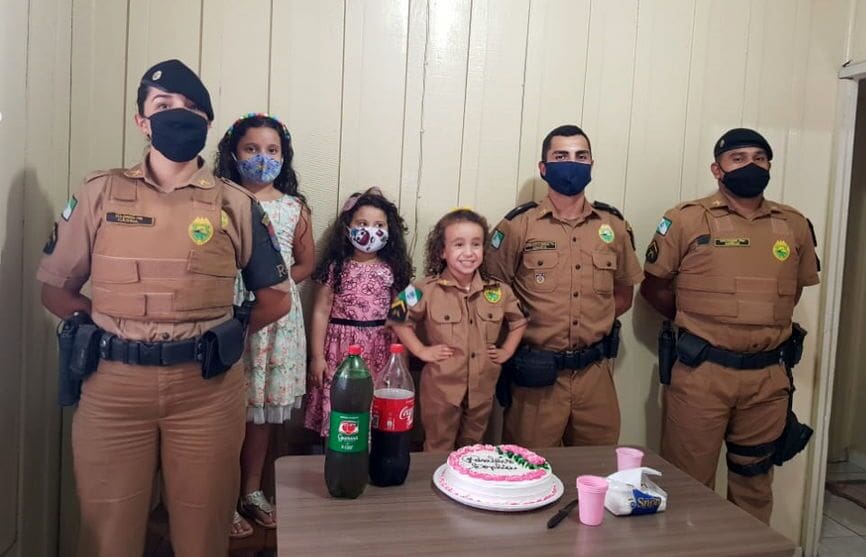 Policiais fazem visita surpresa em aniversário de 4 anos