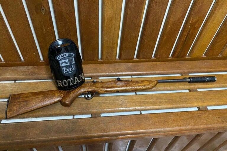 Homens são presos portando arma de fogo e material de caça em motocicleta