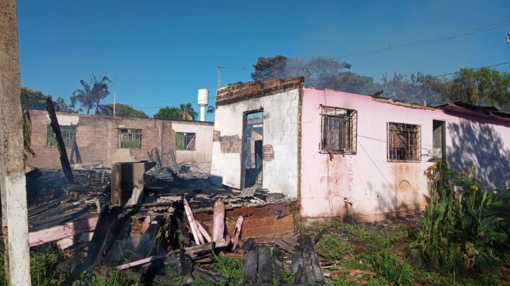 Incêndio destrói boate em Ivaiporã, neste sábado (26)