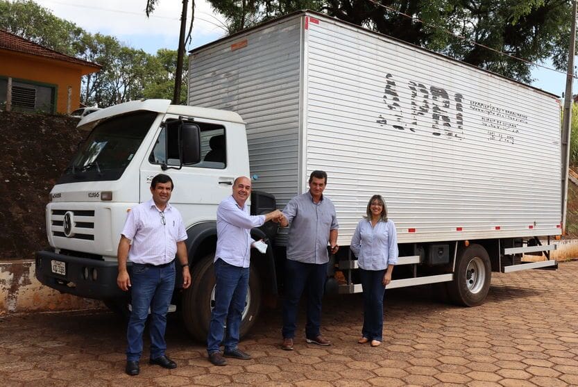 Prefeitura de Ivaiporã realiza entrega de caminhão para Associação da Agricultura Familiar do Jacutinga