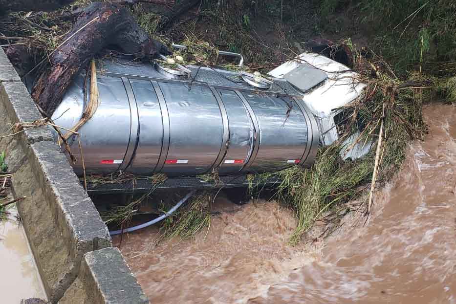 Temporal causa estragos na região, uma pessoa está desaparecida