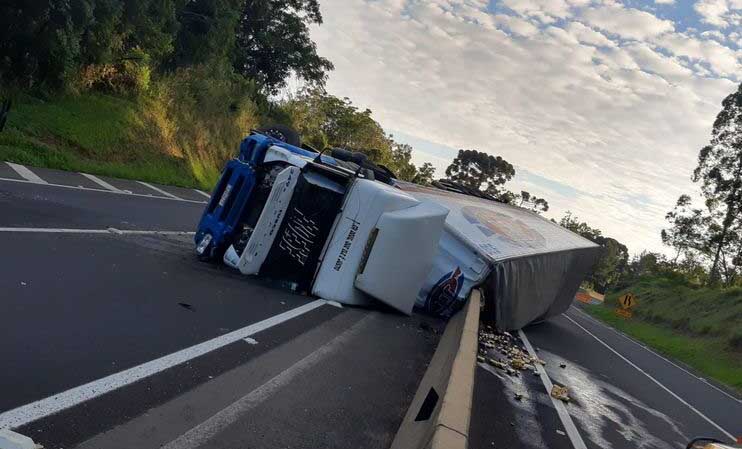 Caminhão tomba em acidente na Serra do Cadeado