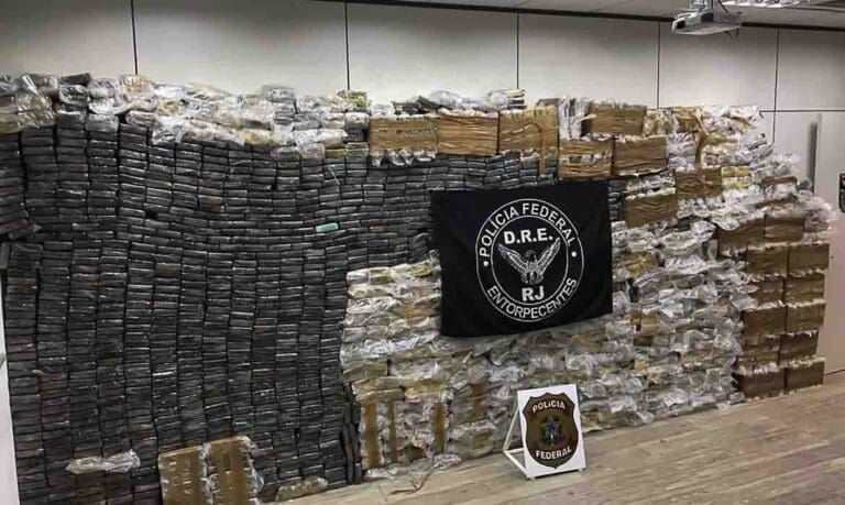 Polícia Federal apreende cerca de 2,5 toneladas de cocaína no Rio