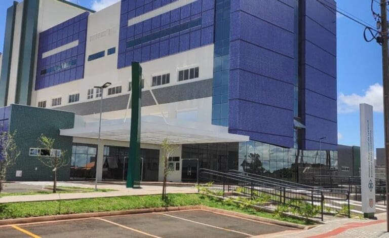 Jovem foge de hospital para tratamento de Covid-19 e causa confusão