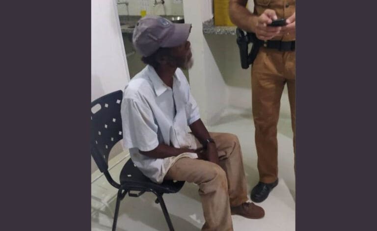 Polícia Militar salva idoso desmaiado em casa pegando fogo