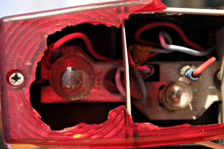 Lanterna quebrada de carro acaba em desentendimento e lesão corporal