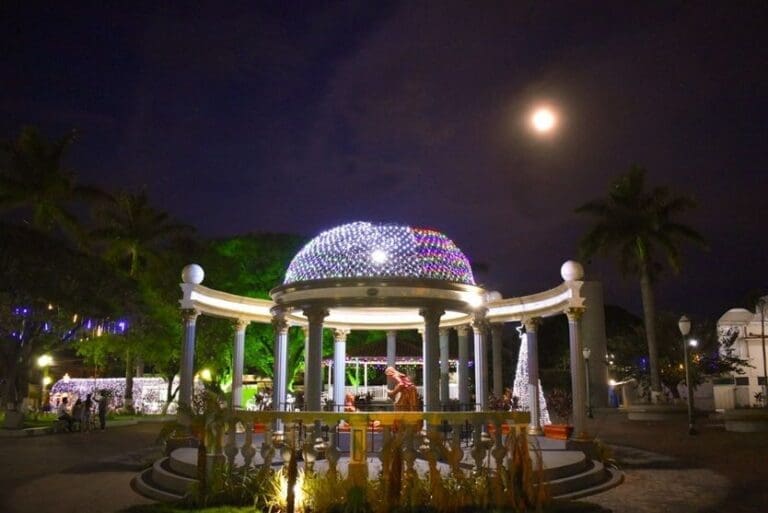 Decoração de Natal com muitas luzes e cores em Lunardelli