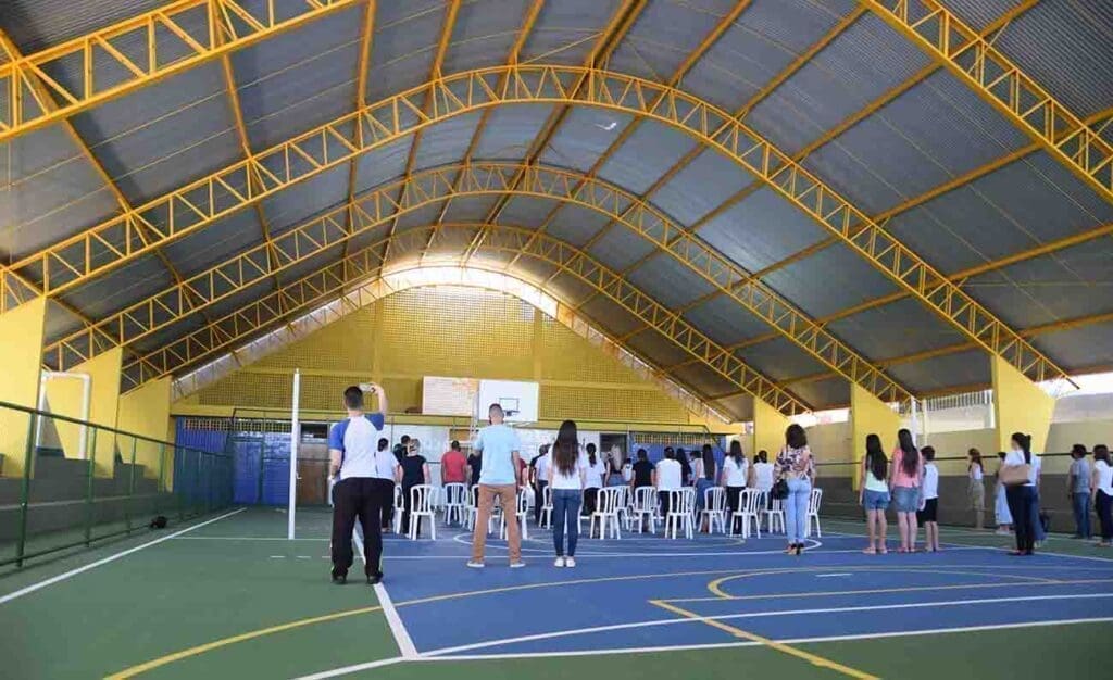 Ivaiporã inaugura quadra poliesportiva em escola municipal