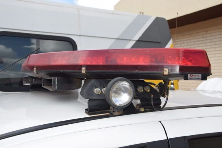 Motorista bate em carro estacionado e atinge árvore em Ivaiporã