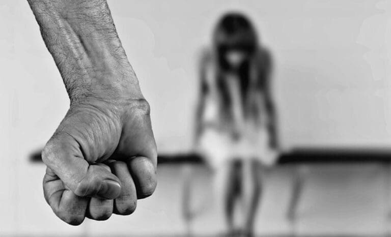 Homem é preso após agredir companheira adolescente de 17 anos