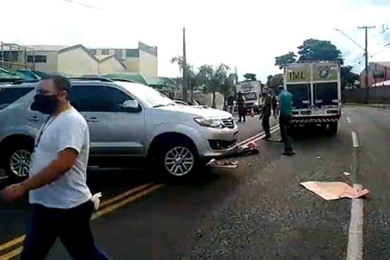 Colisão entre carro e moto deixa uma pessoa morta e outra ferida, em Apucarana