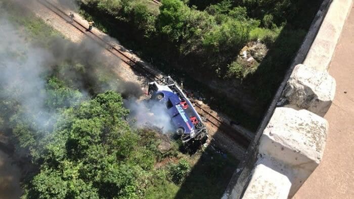 Ônibus de viagem cai de viaduto de 15 metros e deixa 10 mortos