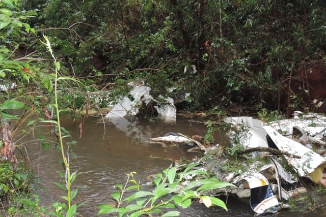 Quatro pessoas da mesma família morrem em queda avião de pequeno porte no Paraná