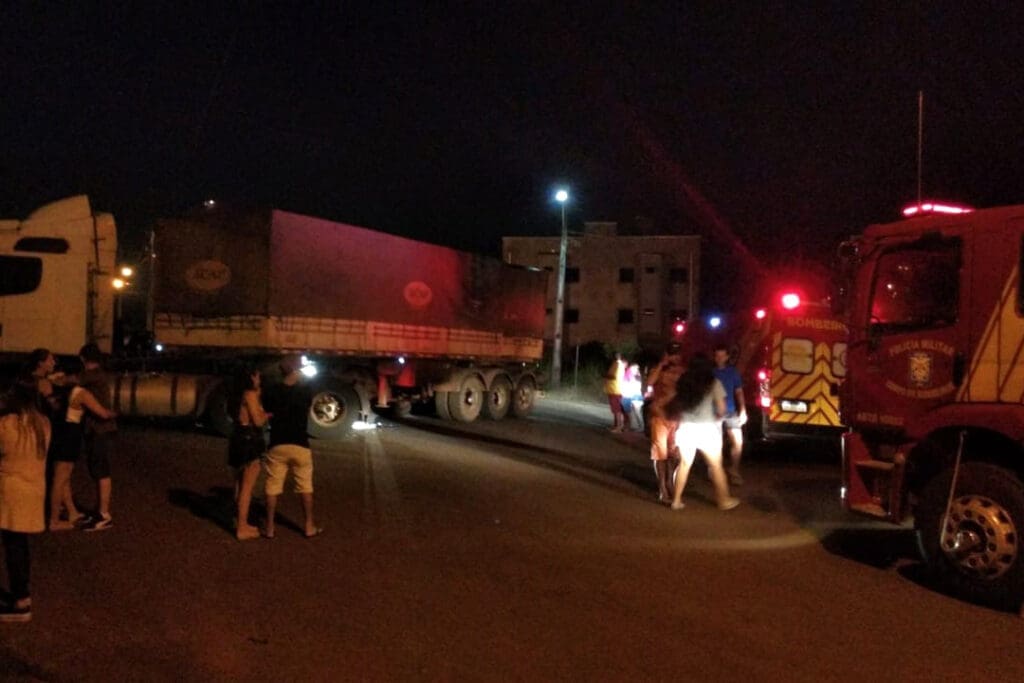 Motociclista morre em colisão com carreta, em Ivaiporã