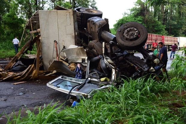 Duas pessoas morrem em acidente entre caminhão e dois carros na PR-323
