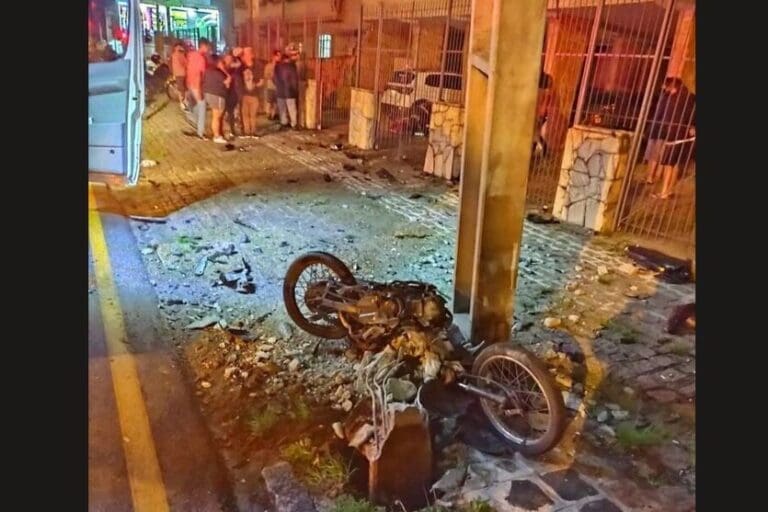 Motociclista é arremessada para dentro de condomínio e morre após acidente
