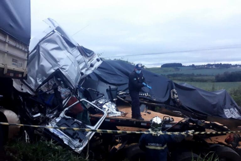 Acidente entre carretas deixa um morto e um ferido na PR-280