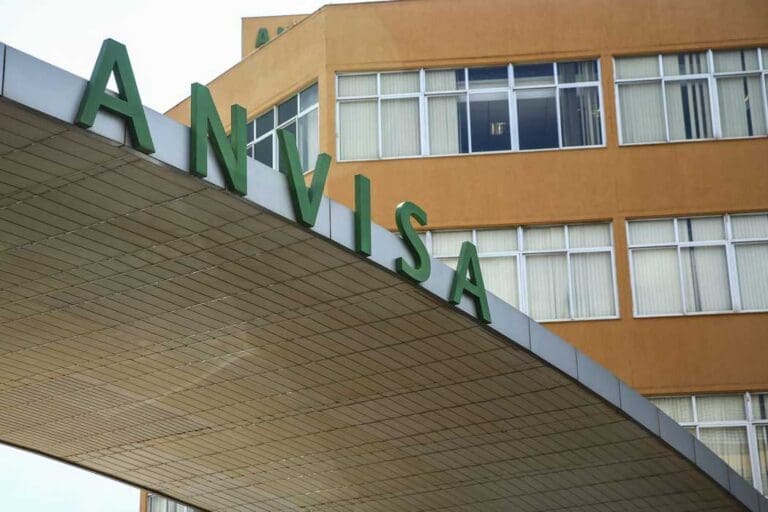 Anvisa decide neste domingo se aprova uso emergencial de vacinas