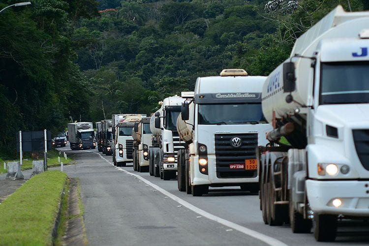 Caminhoneiros convocam nova assembleia para se mobilizar por greve