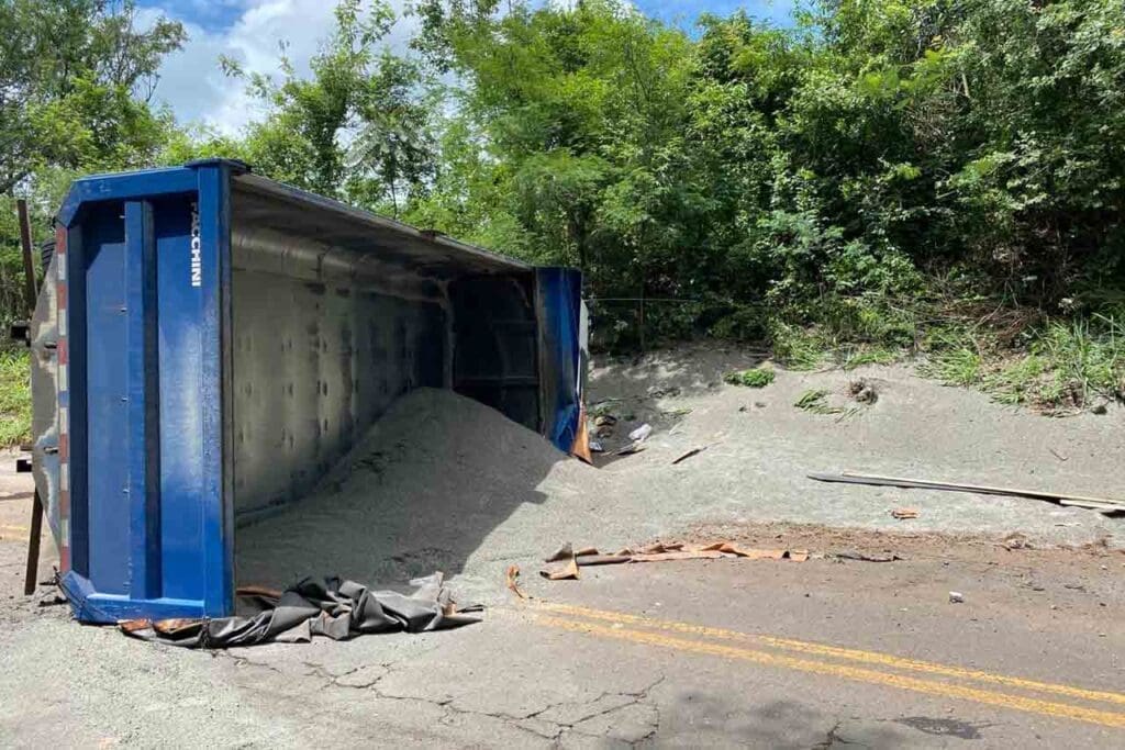 Motorista morre após capotar caminhão na Rodovia do Milho