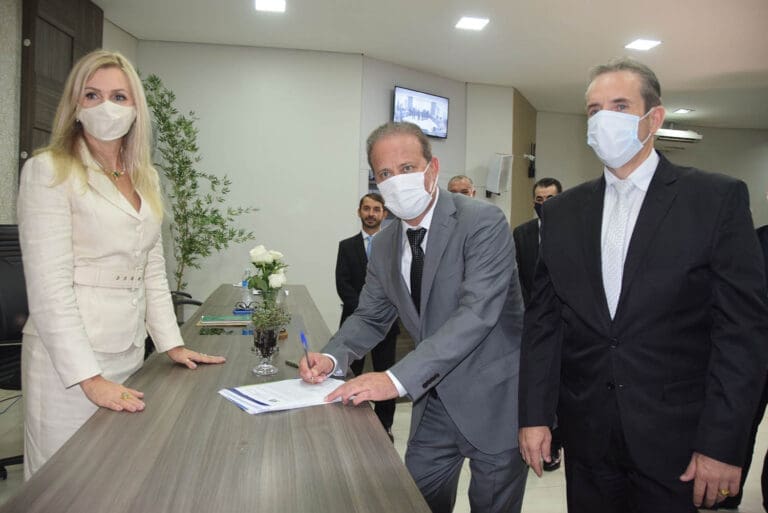 Prefeito Carlos Gil toma posse em Ivaiporã e anuncia novos investimentos